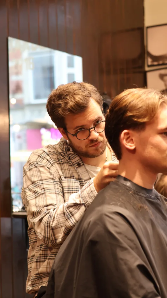 Matthias klipper kunde i Carlsens barbershop København