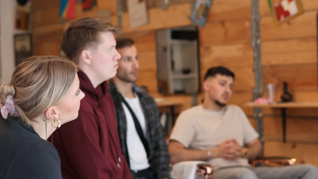 eLEVERNE FØLGER NØJE MED I UNDERVISNINGEN PÅ CARLSENS BARBER ACADEMY