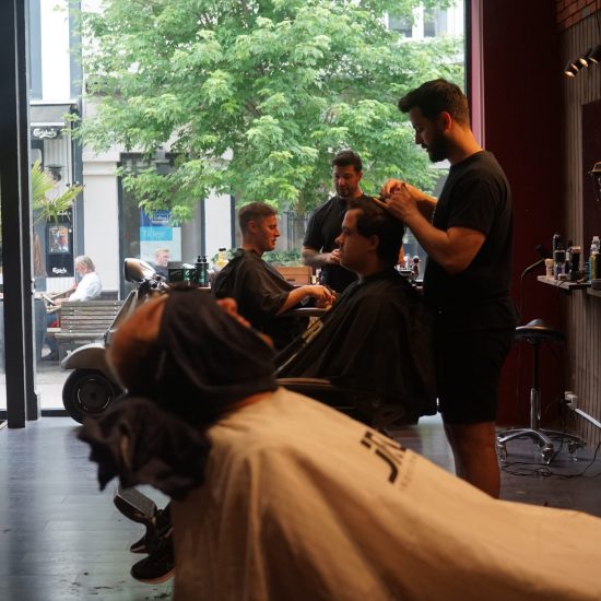 Herrekunde får skægpleje i barbershop