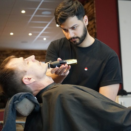 Barber trimmer skæg i barbershop